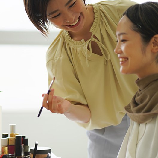 ヘアとメイクのどちらも学べる